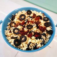 Кускус с маслинами и вялеными томатами