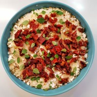 Кускус с творожным сыром и вялеными томатами