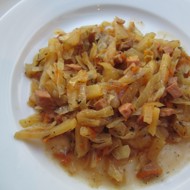 Квашеная капуста, тушеная с сосисками по-венгерски