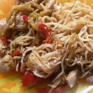 Лапша с цукини и красным перцем