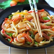 Лапша с креветками в соусе из авокадо