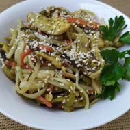 Лапша удон с курицей и овощами