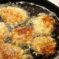 Латкес с чесноком и свининой