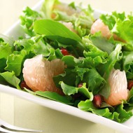 Латук с кресс-салатом, гранатом и жареным миндалем