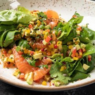 Латук с сальсой и лососем