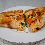 Лаваш с творогом, яйцами, сарделькой и овощами на завтрак