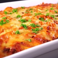 Лазанья с феттучини, фрикадельками, томатами и сыром