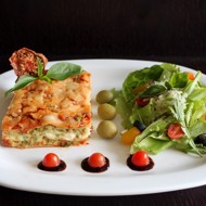 Лазанья с курицей, рикоттой и соусом песто