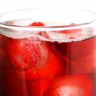 Ледяные кубики из клубники и лимонного сока для шампанского