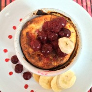 Легкая творожная запеканка с вишней