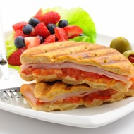 Легкие сэндвичи с прошутто и моцареллой