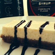 Легкий чизкейк с шоколадным соусом