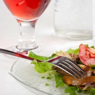 Легкий грибной салат с зеленью и черри