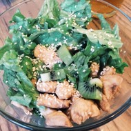 Легкий салат из куриного филе и киви