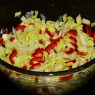 Легкий салат из пекинской капусты с яблоками и болгарским перцем