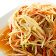 Легкий салат из зеленой папайи и сладкого лука с лаймовой заправкой