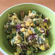 Легкий салат с курицей, фасолью и сыром