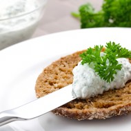 Легкий спред из феты с чесноком и зеленью