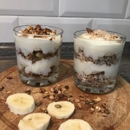 Легкий банановый пудинг с гранолой