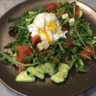 Легкий салат с яйцом пашот