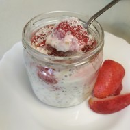 Ленивая овсянка с клубникой