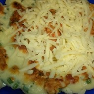 Лепешка на завтрак с яйцами и колбасой