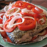 Лещ запеченный с лаймом и помидорами