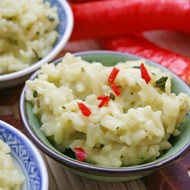 Летнее ризотто с зеленью, фетой и кабачками