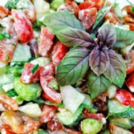 Летний овощной салат с базиликом и ткемали