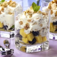 Летний фруктовый салат с йогуртом