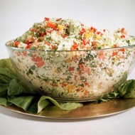 Летний разноцветный салат с кускусом и красными перцами