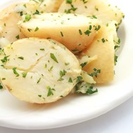 Летний салат из молодого картофеля, листьев кервеля и эстрагона