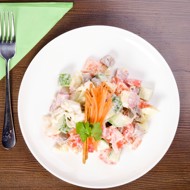 Летний салат с беконом и грецкими орехами