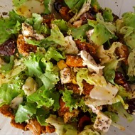 Летний салат с черешней, сыром фета и индейкой