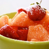 Летний салат с дыней и клубникой