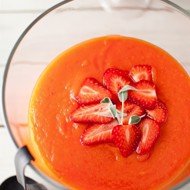 Летний суп-пюре с папайей и клубникой