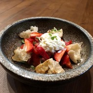 Летний салат с клубникой и помидорами