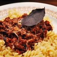 Летняя паста с соусом из томатов и базилика