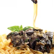 Лингвини с лесными грибами и беконом