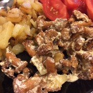 Лисички, тушеные в сметане