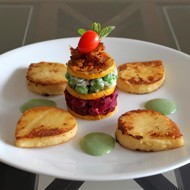 Листья поленты с овощным мильфеем и соусом из кориандра