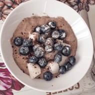 Льняная каша с голубикой и шоколадной крошкой