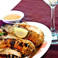 Лобстер в лимонно-масляном соусе с жареными лимонами