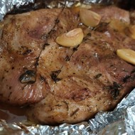 Лопатка, запеченная с чесноком и тимьяном