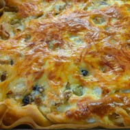 Лоранский пирог на слоеном тесте с курицей и грибами