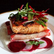 Лосось на гриле и каннеллони с творогом, свеклой и пармезаном