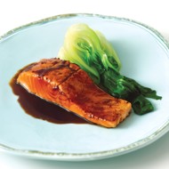 Лосось на гриле с кулисом из красного вина и ежевики