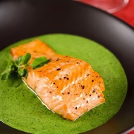 Лосось на гриле с острым огуречно-хреновым соусом