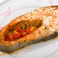 Лосось на ложе из запеченных томатов