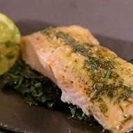 Лосось на подушке из шпината